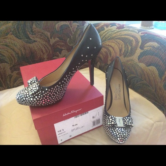 Ferragamo studded pumps size 9 - Picture 3 of 6